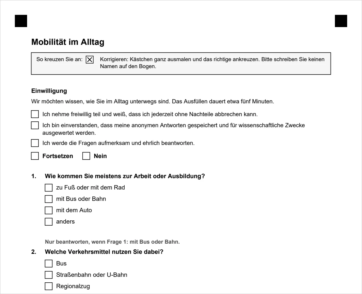 Gedruckter Papierfragebogen „Mobilität im Alltag“: Eckmarken, Hinweis zum Ankreuzen und Korrigieren, Einwilligung mit Kästchen, Frage 1 zum Weg zur Arbeit und Frage 2 mit dem Hinweis „Nur beantworten, wenn Frage 1: mit Bus oder Bahn.“